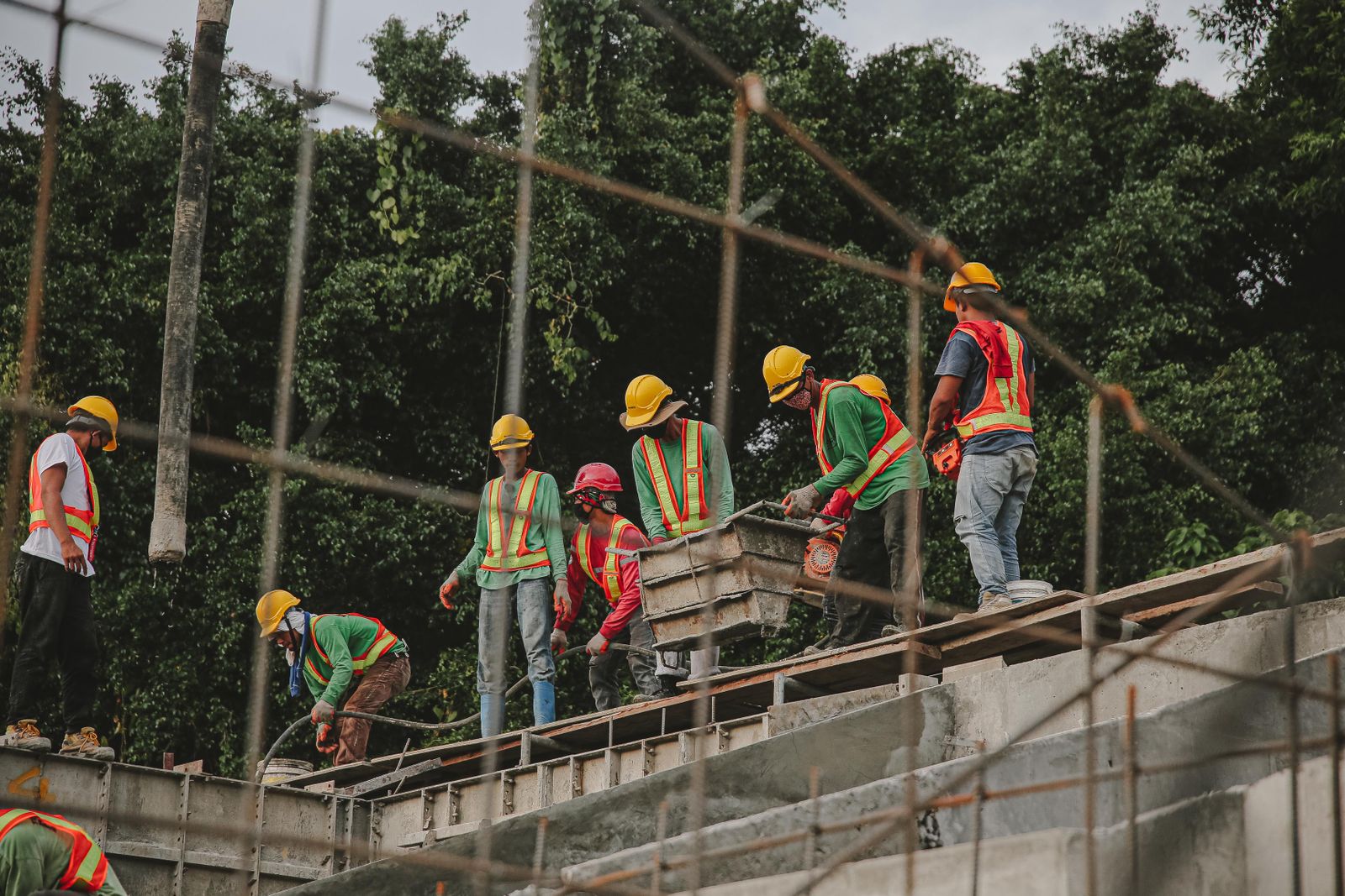 Trabajadores con casco coordinando una obra
